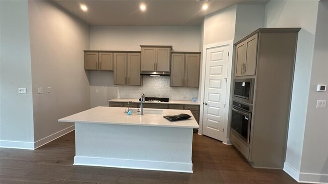 Building Photo - 8208 Bouvreuil Dr