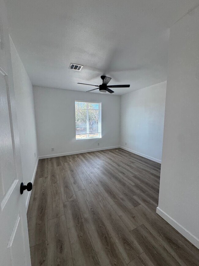 Building Photo - Fully remodeled