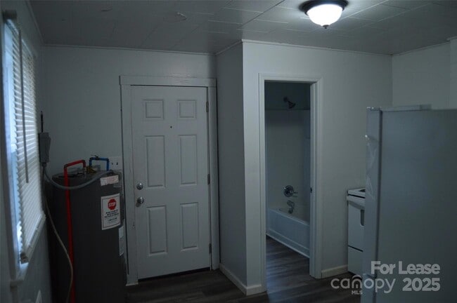 Building Photo - 511 S Elm St