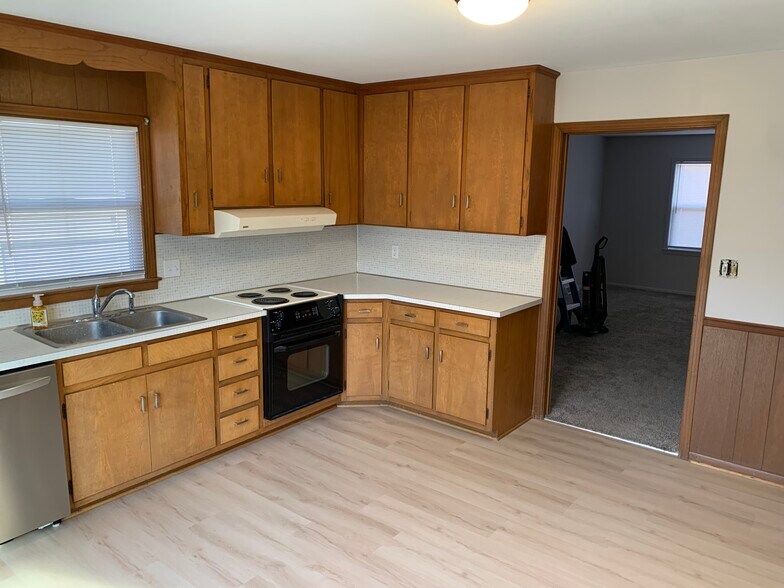 Building Photo - 9618 Outlook Dr