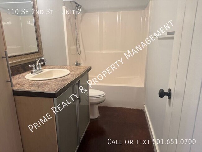 Building Photo - 110 SE 2nd St