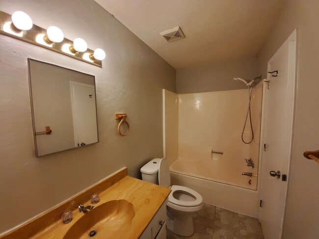Building Photo - 3 Bedroom Home off WT Harris - in convenie...