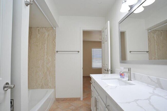 Building Photo - Beautifully Updated 3 Bedroom Townhome nea...