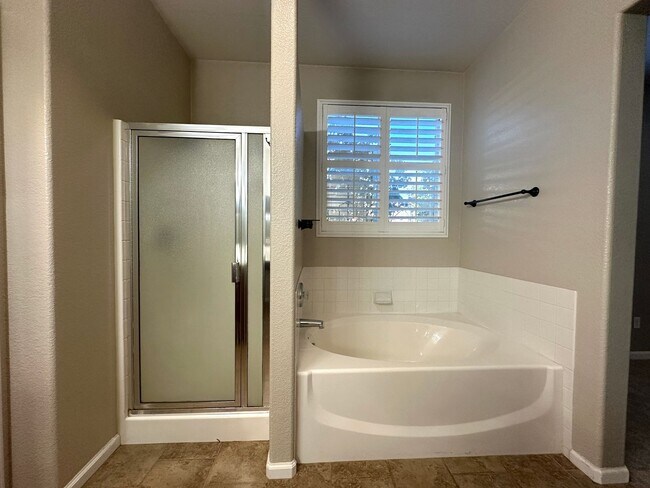 Building Photo - Gorgeous 4 Bedroom with Backyard Oasis wit...