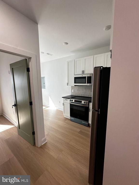 Building Photo - 1229 W Somerset St