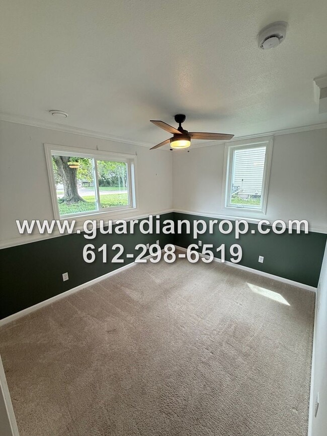 Building Photo - Maplewood House Available Now, Open Floor ...