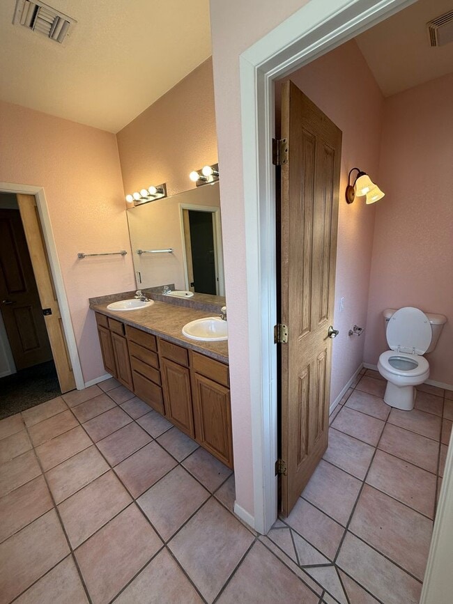 Building Photo - Beautiful 3 Bedroom/2.5 Bathroom Home Located off Roadrunner