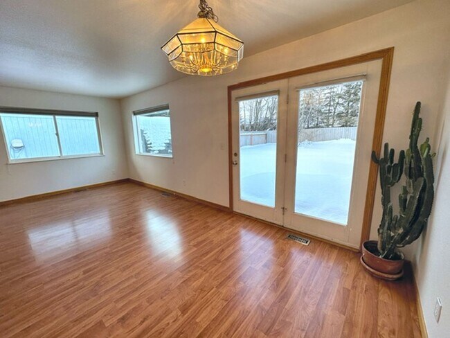 Building Photo - South Anchorage Home with Fenced in Yard & In Unit Laundry