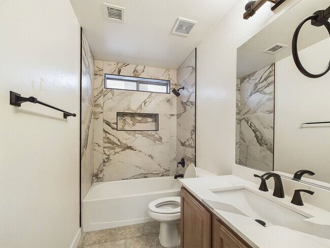 Building Photo - Carefree Hwy/27th Dr Gorgeous 6 Bedrooms/4 Bath 3695 Sq Ft Home