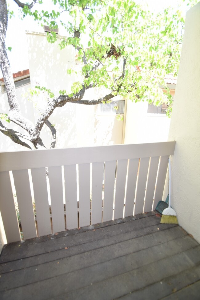 Building Photo - 827 Kingfisher Ter