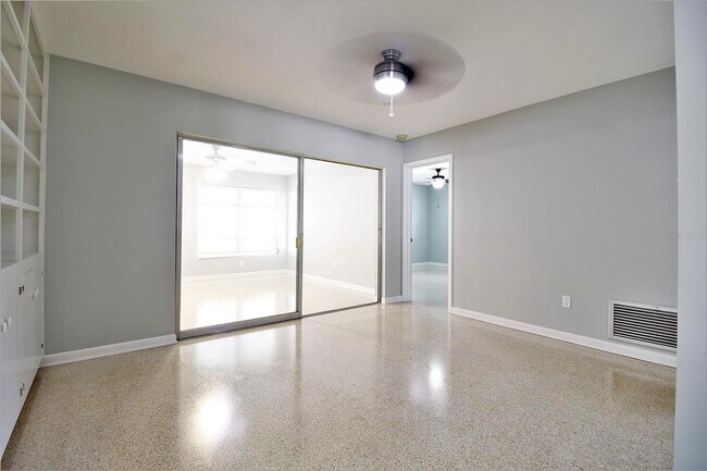 Building Photo - 1001 Brookside Dr