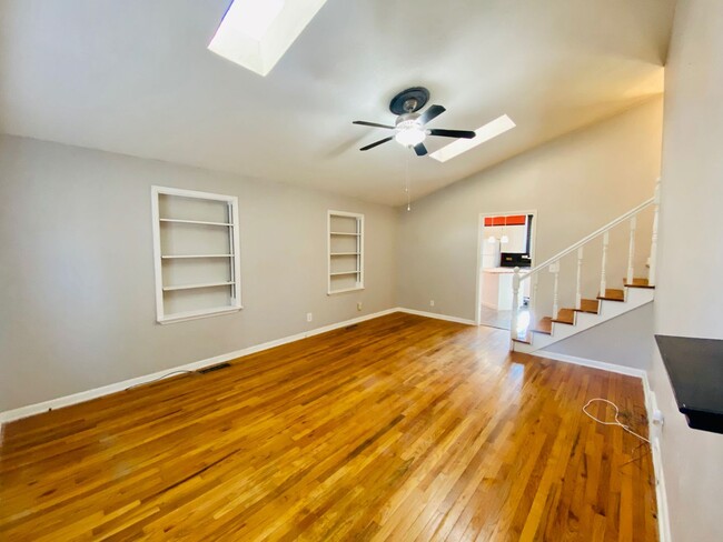 Building Photo - {11821} Desirable Shawnee Village Location + Hardwood Floors + Fenced Yard