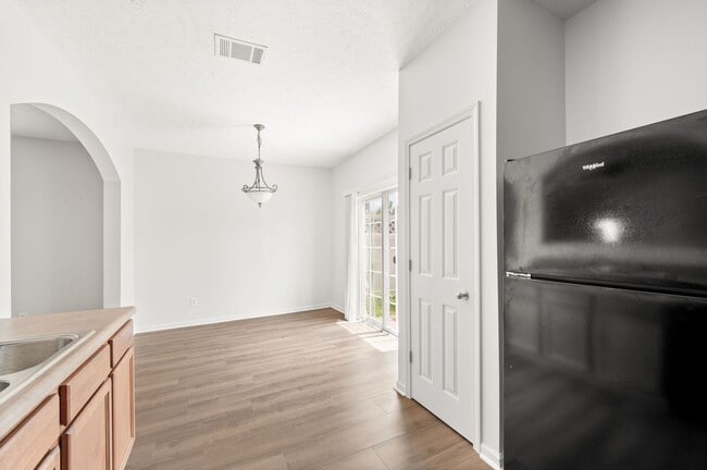 Building Photo - Stunning 3BR/2.5BA Updated Townhome in Pri...