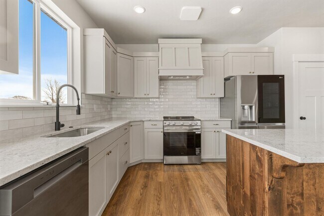 Building Photo - SUGAR CITY TWIN HOME 3 BED 2 FULL BATH - FENCED YARD WITH EX-LARGE 2 STALL GARAGE