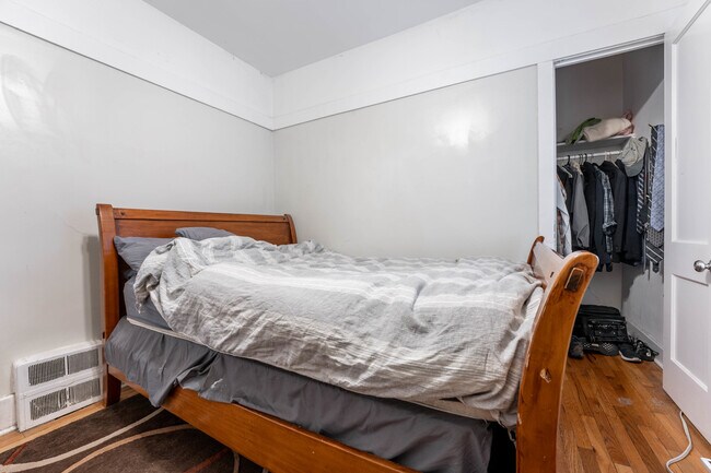 Building Photo - 2227 W Leland Ave