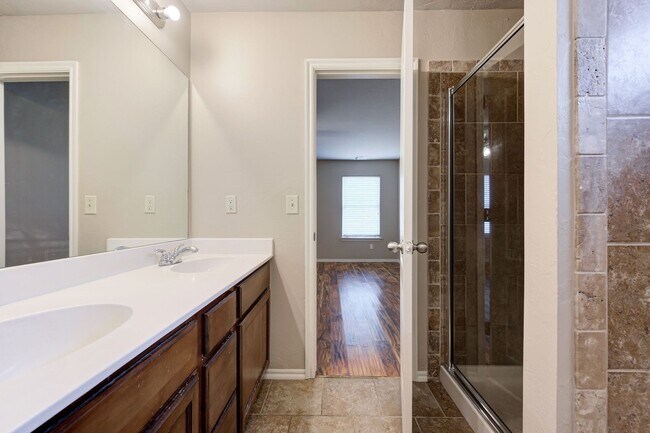 Building Photo - ** $500 Off Move-in Special ** Gorgeous 4 ...