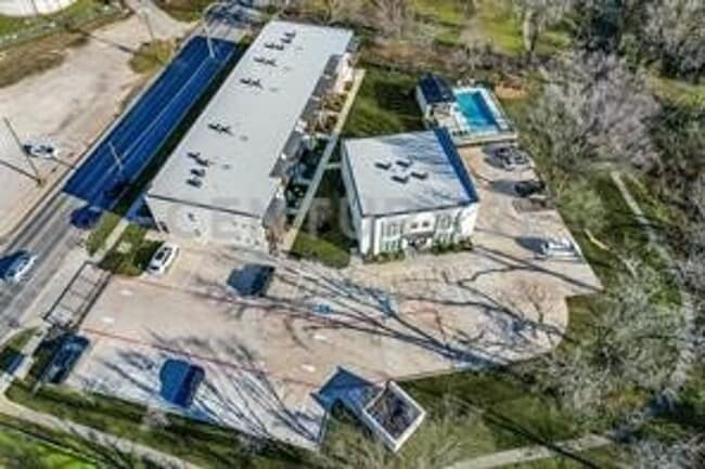 Building Photo - MOVE-IN SPECIAL: $500.00 off your 2nd full month's rent if lease signed by 3/1/26!