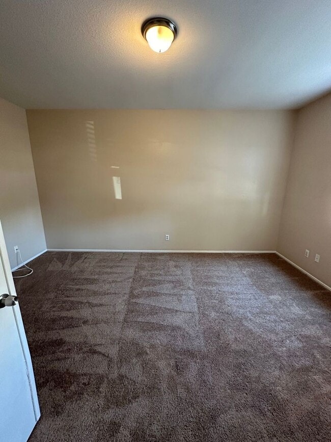 Building Photo - 4 BEDROOM HOME + OFFICE IN VICTORVILLE