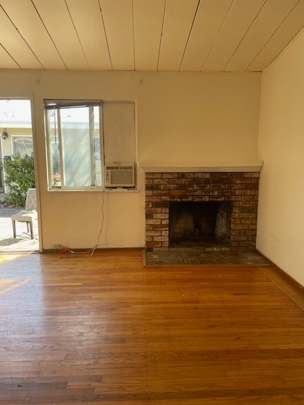 Air Conditioner & fire place - 3121 Alma St