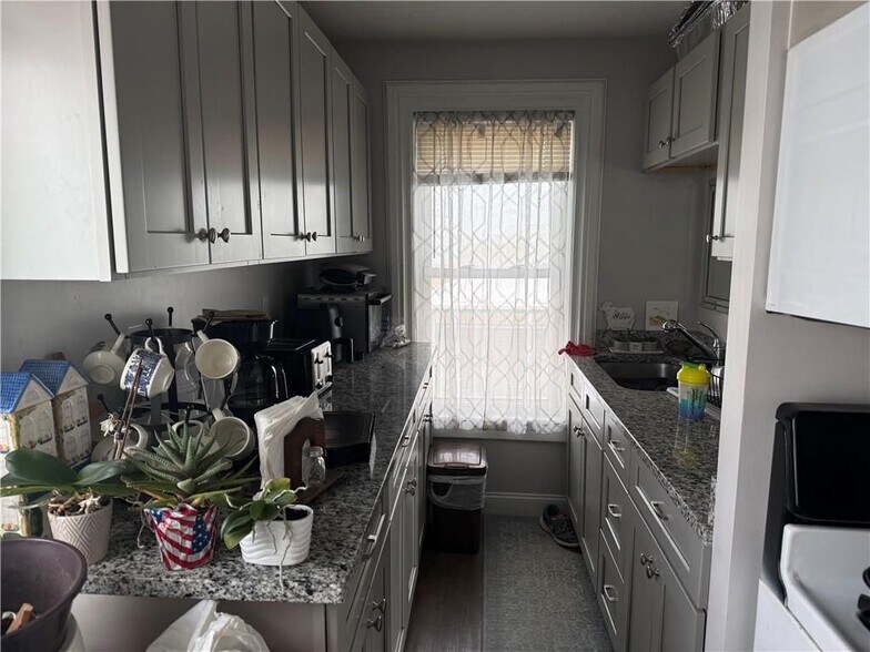 Building Photo - 251 High St