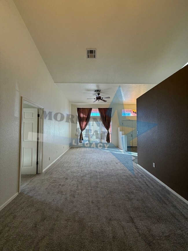 Building Photo - 4 bedroom, 4 bath house - Must see landscaping!