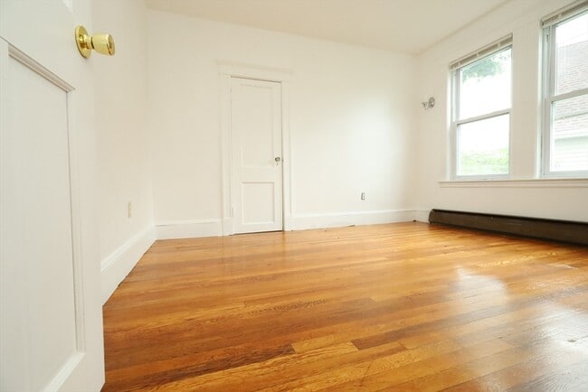 Building Photo - 98 Woodside Ave