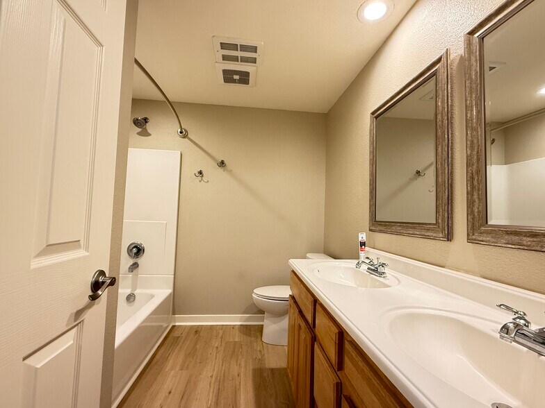 Building Photo - 503 SE 110th Ave