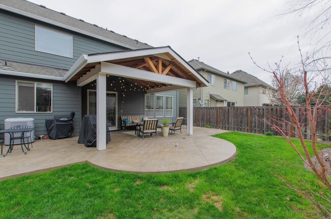 Building Photo - Large 3 bdrm / 2.5 bath with open floor pl...