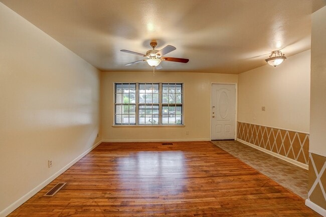 Building Photo - 3 BED 2 BATH! Schedule a tour today!