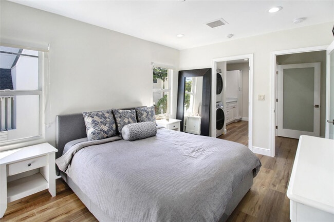 Building Photo - 211 SE 16th Ave