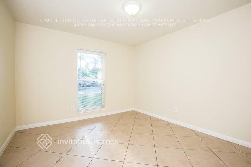 Building Photo - 7805 Robinglen Ave