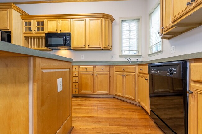 Building Photo - Spacious, Light-Filled Home in the Desirable Broadlands