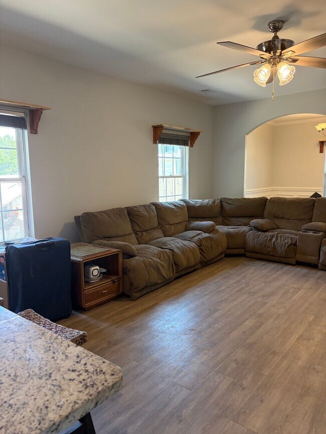 Building Photo - AVAILABLE NOW! (Pet Friendly)
