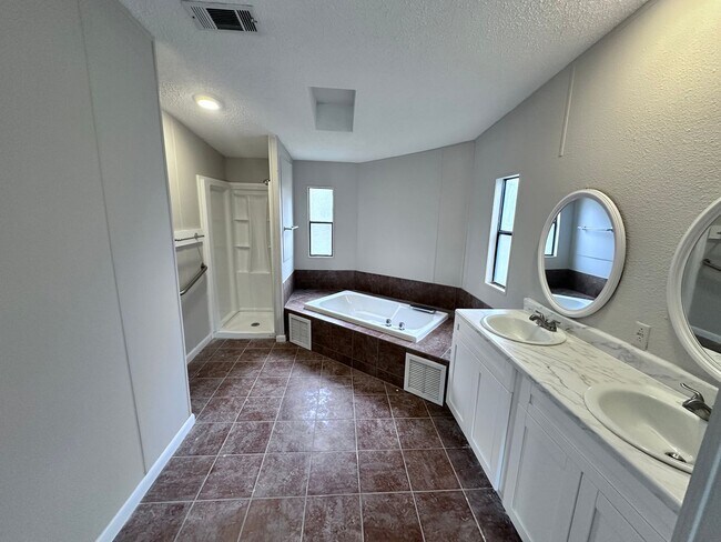 Building Photo - Beautiful Fully Remodeled Home with Large Yard and Primary Suite Bath