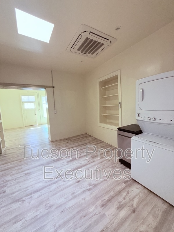 Building Photo - 343 S Convent Ave