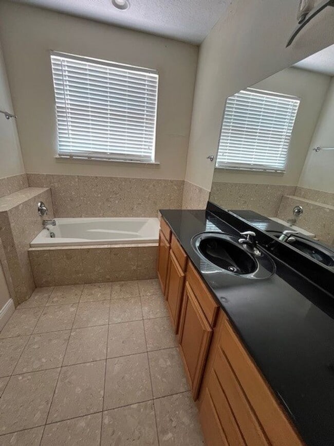 Building Photo - *** 3/2.5  with 1 car garage/ Townhouse Th...