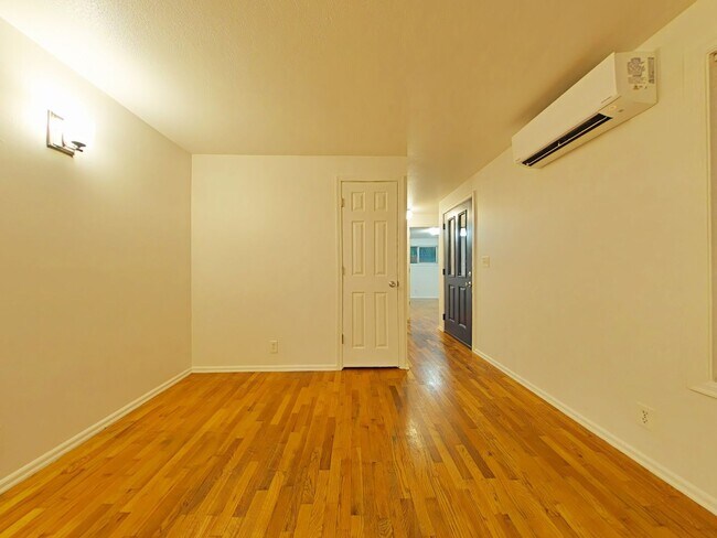 Building Photo - 2 Bedroom Duplex ~ Close to 9th Street