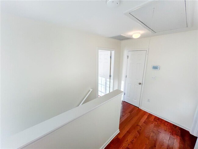 Building Photo - 2027 Oakbluff Way SW