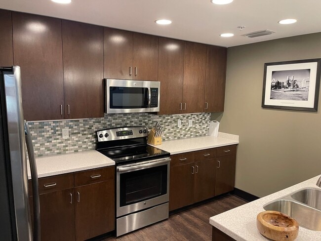 Building Photo - Beautiful Downtown Condo!