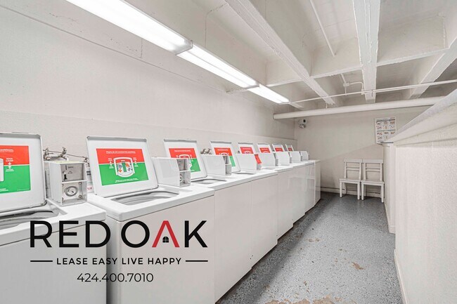 Building Photo - 570 N Rossmore Ave