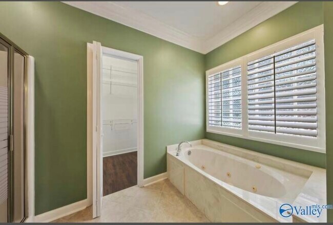 Building Photo - 104 Elm Cove