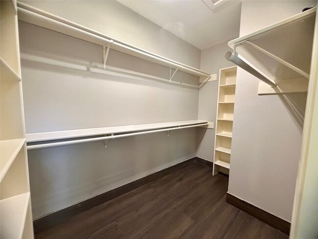 Building Photo - 8006 Oakwood Bend Dr