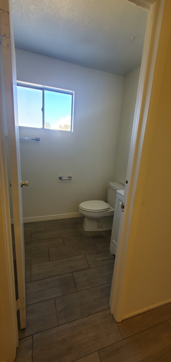 Building Photo - 616 E 3rd Ave