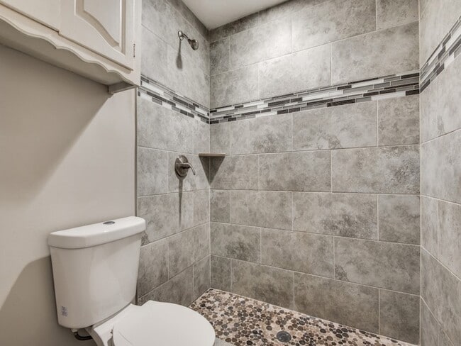 Building Photo - 2025 Cedar Valley Ln