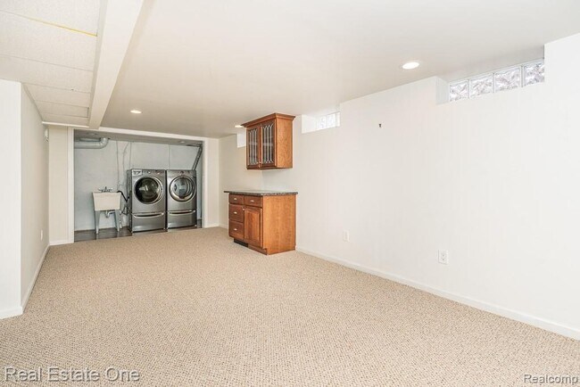 Building Photo - 732 Rutgers Rd