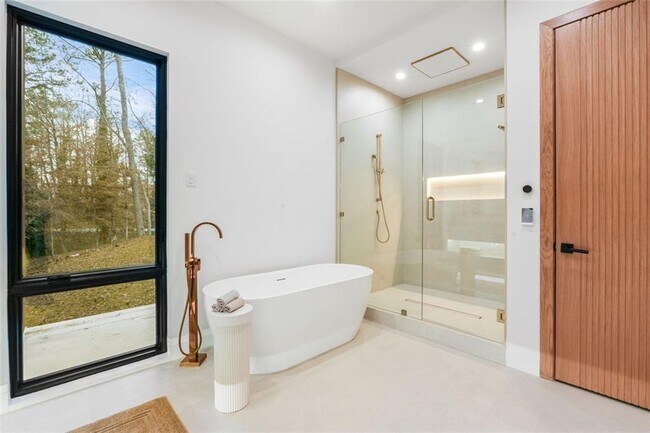 Building Photo - 1736 Cox Rd