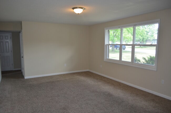 Building Photo - 4631-4633 Southampton Ct