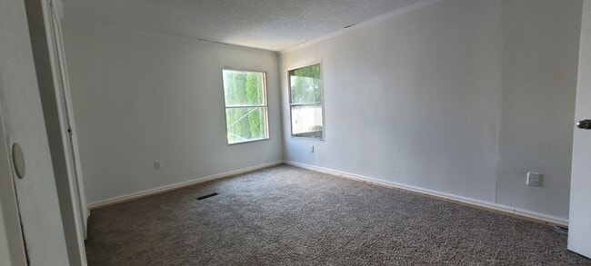 Building Photo - 3 bedroom 2 bathroom mobile home in Quarry...