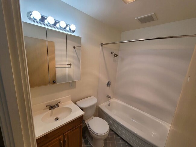 Building Photo - Spacious 2 bedroom with hardwood floors. W...