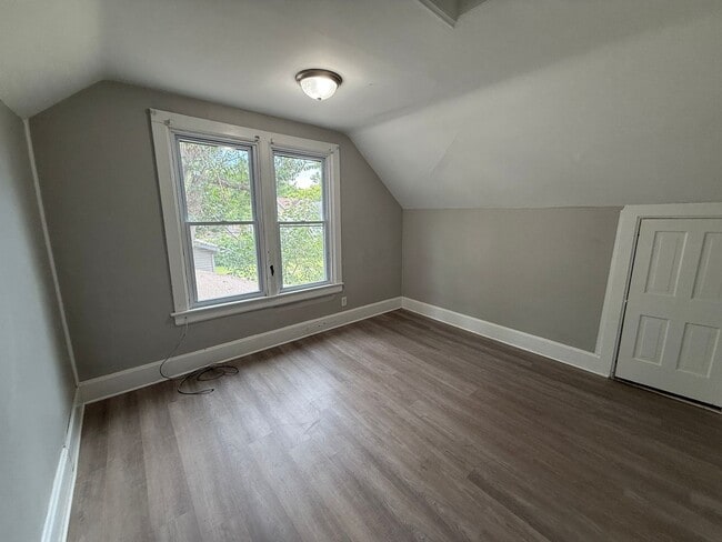 Building Photo - Spacious 4-Bedroom Home Close to Campus
